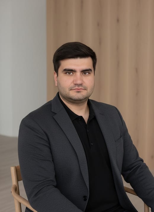 Студия — светлое дерево — сидя · крупный план
